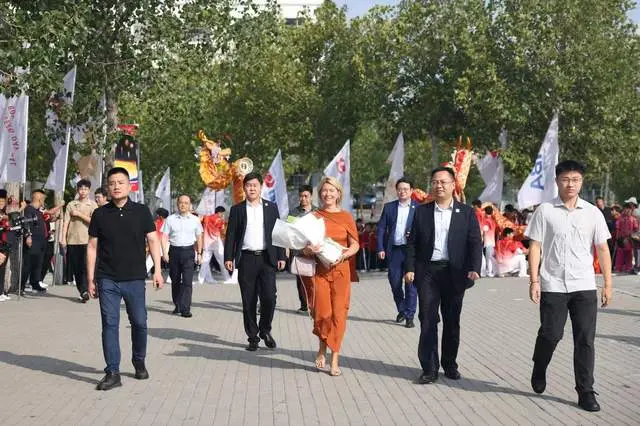 的快闪活动, 团结一致, 量级冠军头