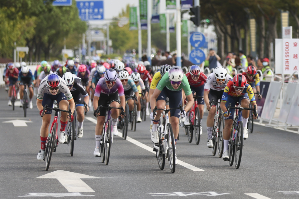 的白衫的B, 王翔